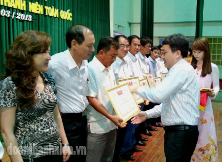 Đồng chí Nguyễn Mạnh Dũng, Bí thư Trung ương Đoàn trao tặng bằng khen cho các tập thể